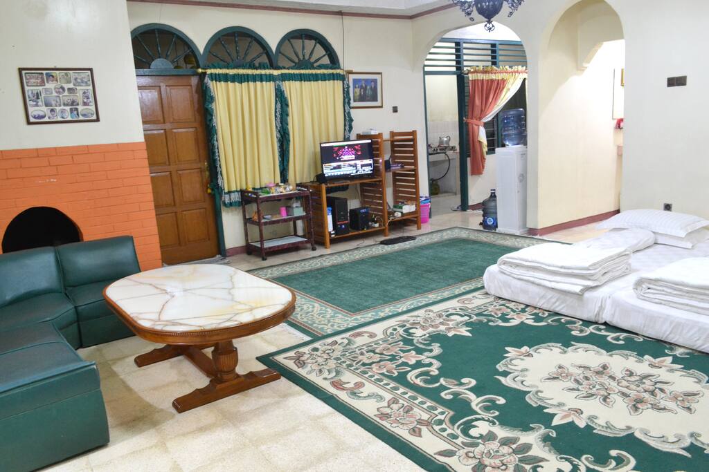 Ruang Bersama - Dilengkapi dengan beberapa Permainan Kelompok, TV Flat, Komputer, Alat Karaoke dan Perapian