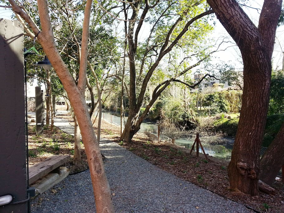 paseo junto al río dentro del complejo