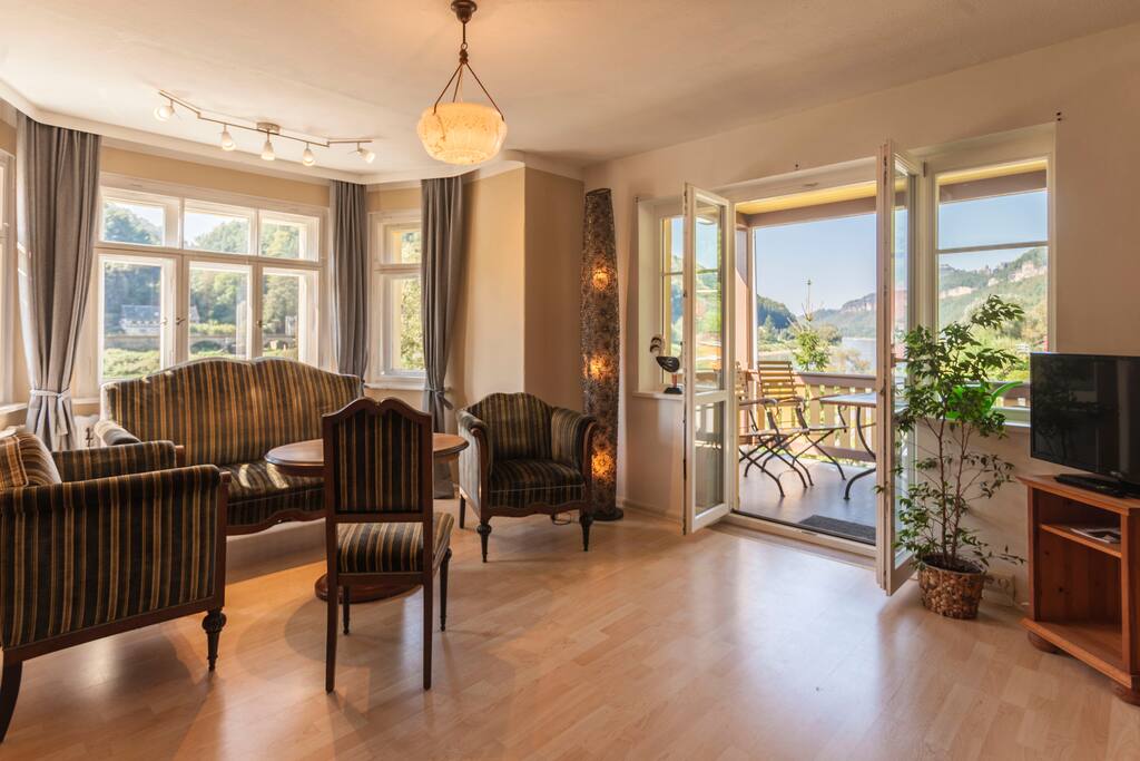 Wohnzimmer mit Panoramablick