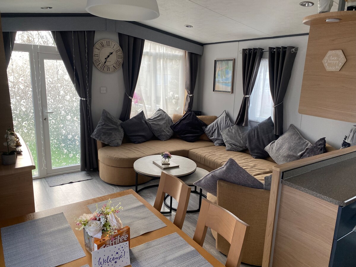 Top Airbnb: Luxury Holiday Home Happiness at Tattershall lake in Tattershall