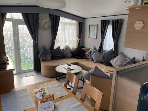 Top Airbnb: Luxury Holiday Home Happiness at Tattershall lake in Tattershall
