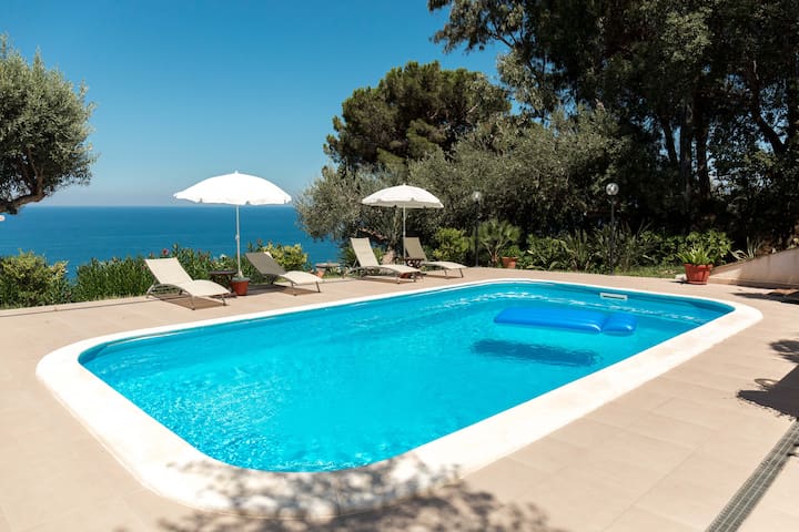 Charming Villa with private pool and sea view