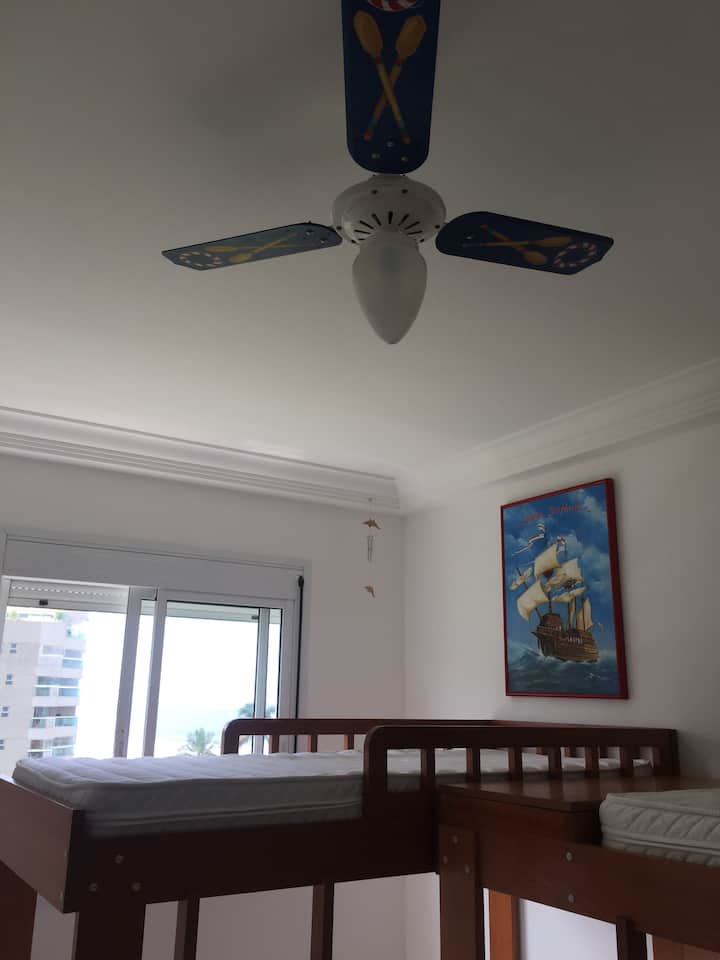 Qto 2: ajër i kondicionuar dhe ventilator i dekoruar. Krevate: 90 cm i gjerë, i bërë me porosi , me dru qershie të ngurtë, pa shenja , njolla dhe gërvishtje. 
33 dyshekë të vetëm me dendësi, mbulesa të reja të bardha pa njolla.



