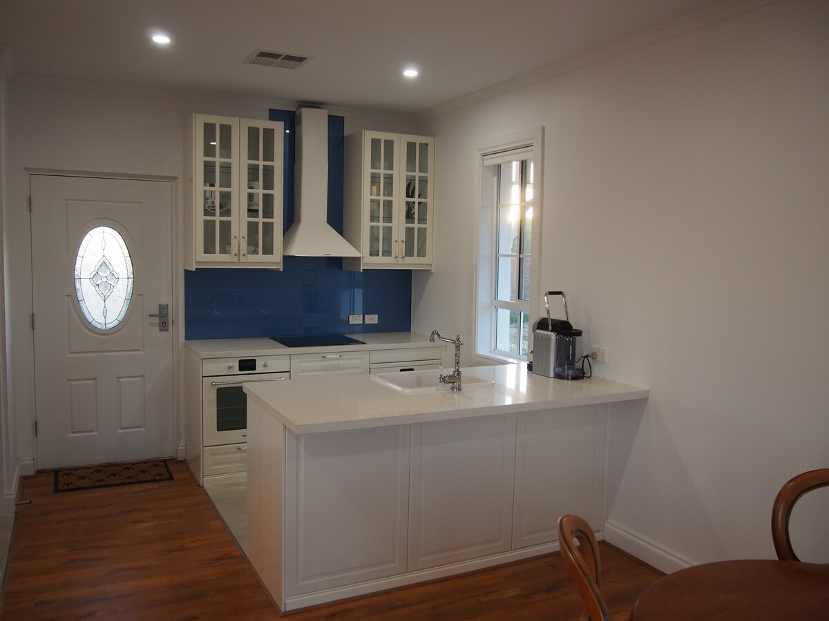 1837 Barossa Luxury Vineyard Cottage. S Australia