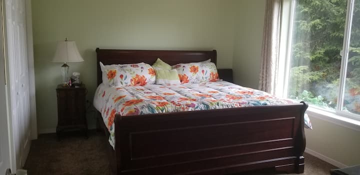 غرفة نوم ثانية في الطابق العلوي بسرير كبير وإطلالة على المحيط