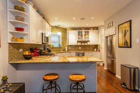 Uptown Gem-Private Room & Bathroom-Free Parking