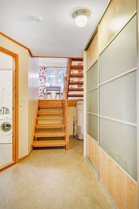 Gang med skyvedørsgarderobe og inngang til bad nede