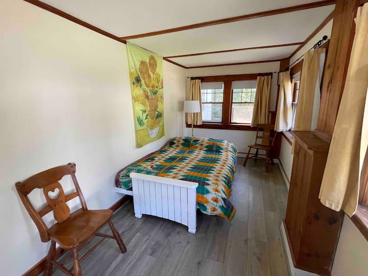 Futon/lit complet avec chaises supplémentaires.