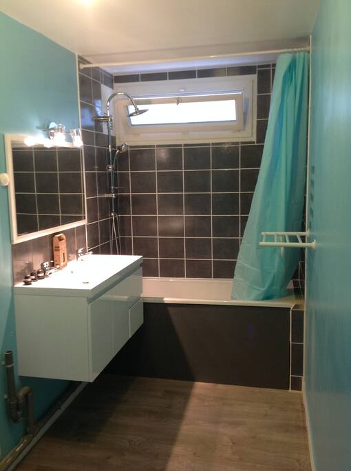 Salle de bain avec baignoire, double vasque
Présence d'un lave-linge