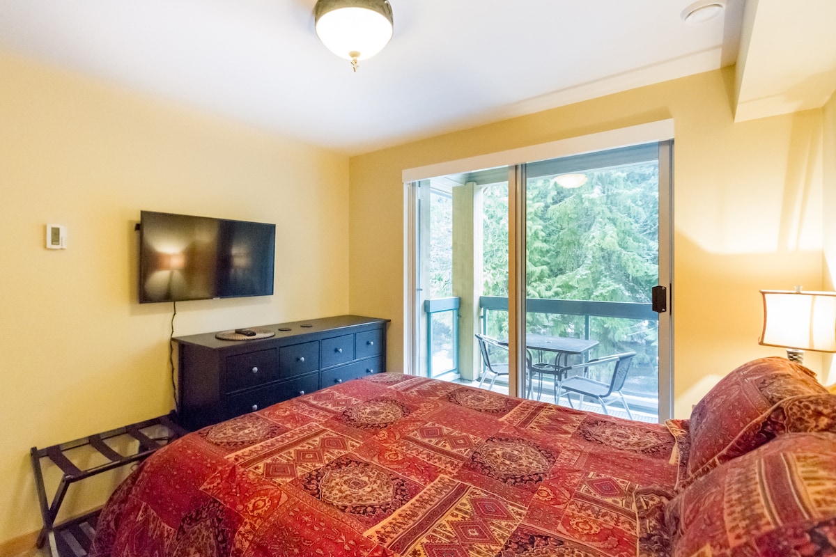 Dormitorio tamaño queen con vistas al este y acceso a la terraza