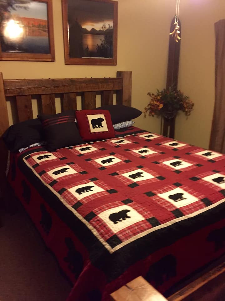 主卧配有通往后面的露台门。