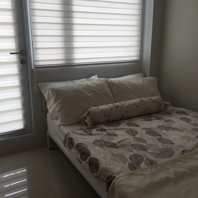 Double bed (main room)