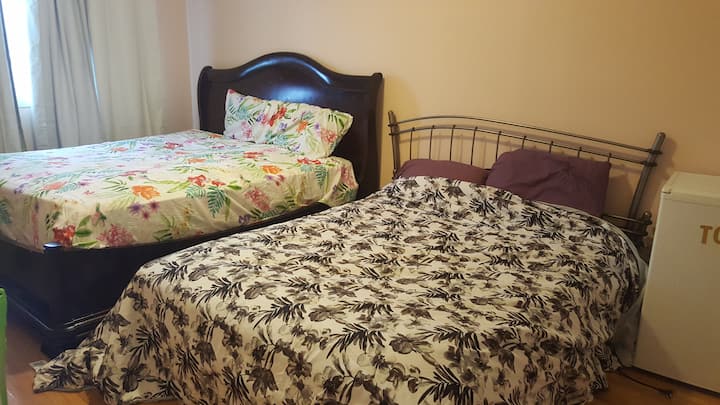Nice Big Bedroom, 1 or more Guests Rm 1, fast Wifi