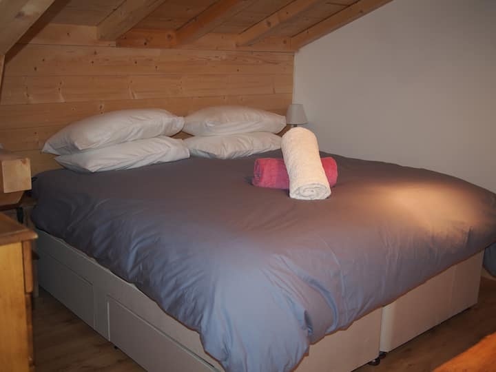 Dormitorio 2 en la planta superior: se puede hacer como camas individuales o una cama doble tamaño súper king.
