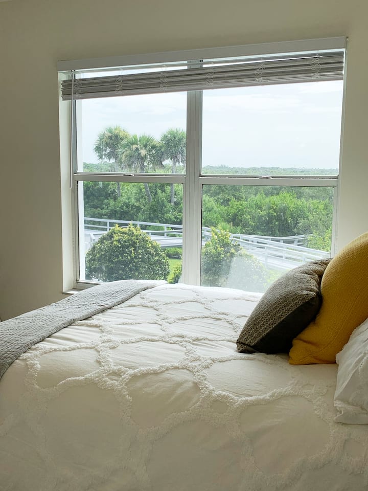 נוף מחדר שינה 2 - משקיף על בריכה ושימור ימי