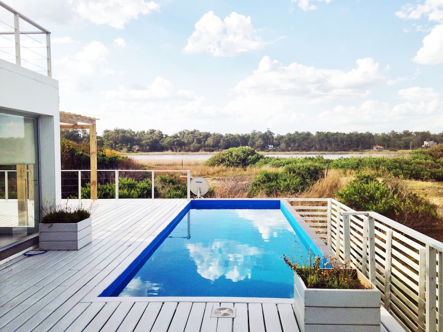 Deck y piscina con vista a la laguna