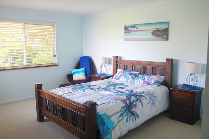 楼上：宽敞的主卧配有步入式浴袍