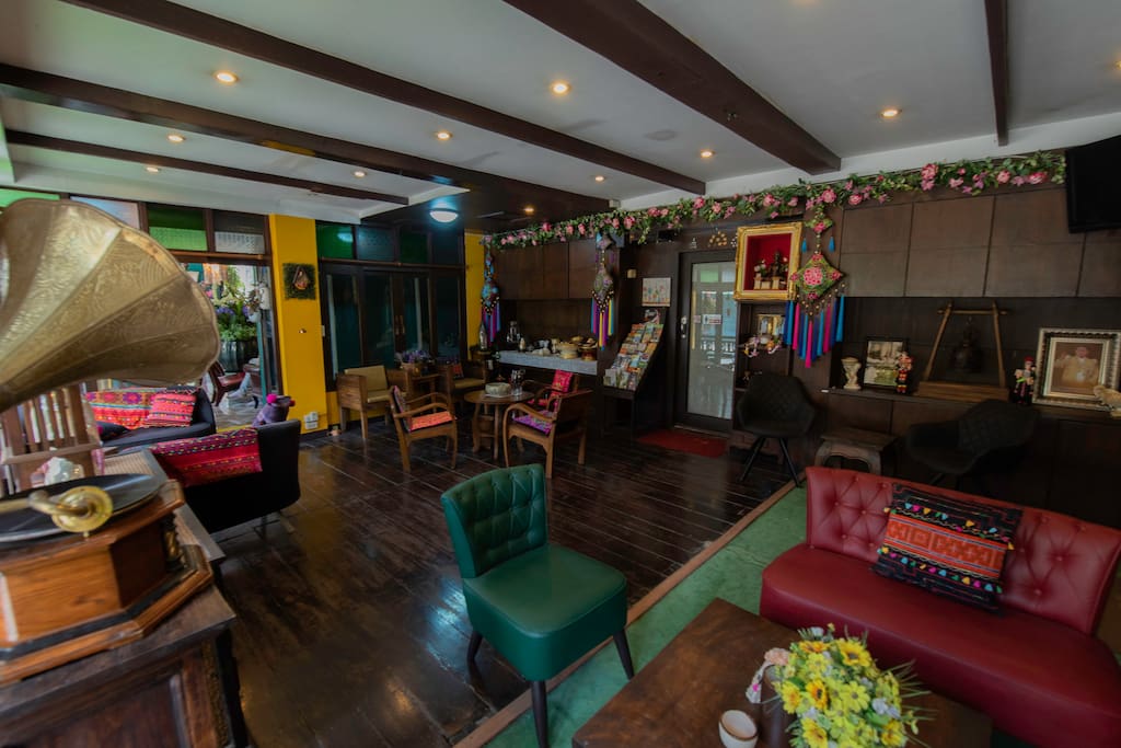Seating Area & Lobby