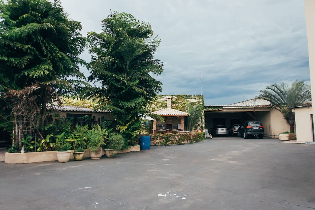 Área comum ,estacionamento e piscina