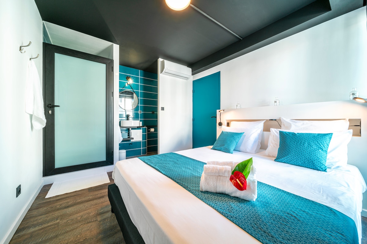 חדר שינה באזור וחדר רחצה צמוד (+שירותים)