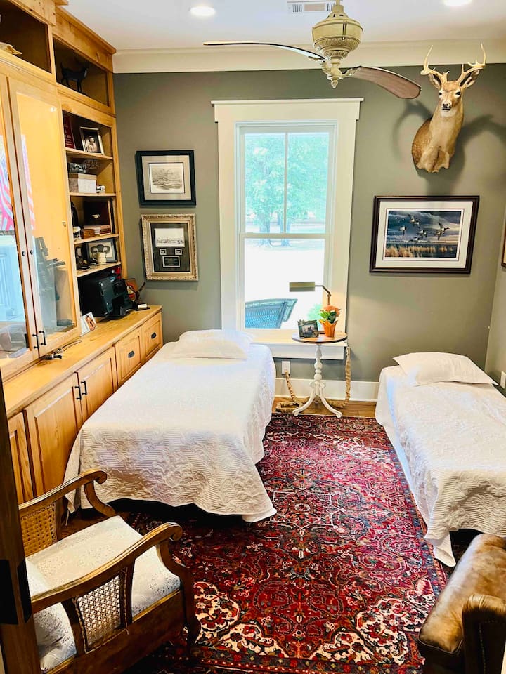 Проучването е превърнато в спалня, в която могат да спят двама души. 