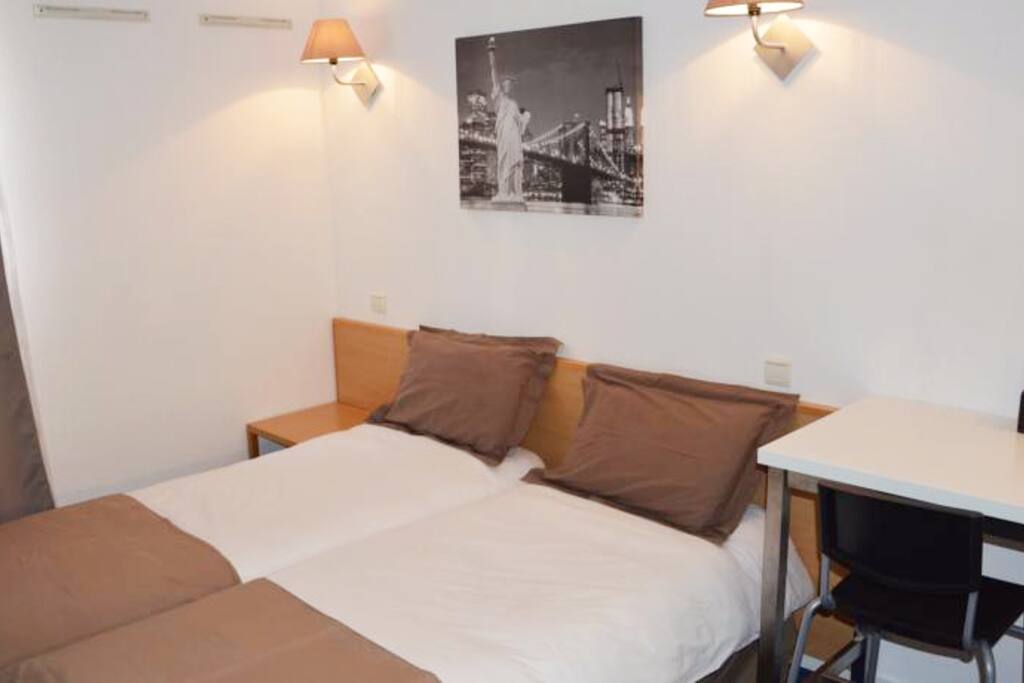 2 lits simples, bureaux, 2 chaises