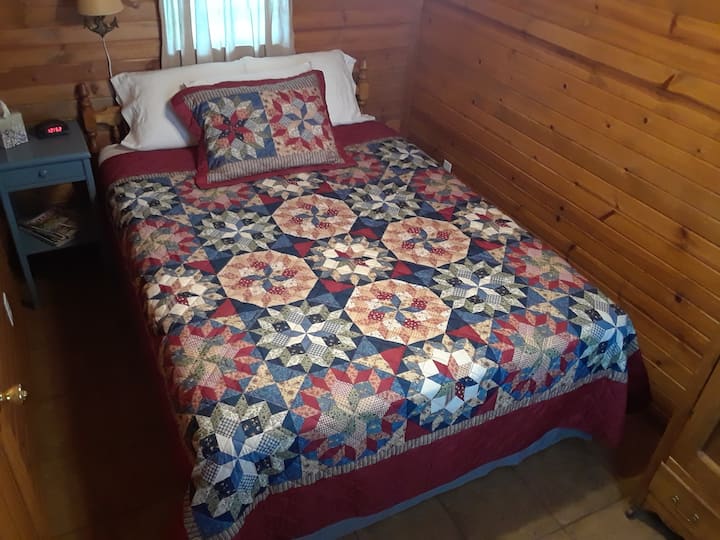 Kim's Cabins 1 tiny house cabin sleeps 4 Cabins for Rent in