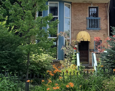 Successful Airbnb property: Entire Heritage House for Two! 1BR 3BA 2 Liv Rms in Toronto