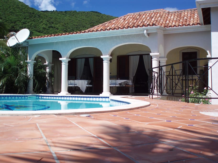 Façade côté terrasse et piscine