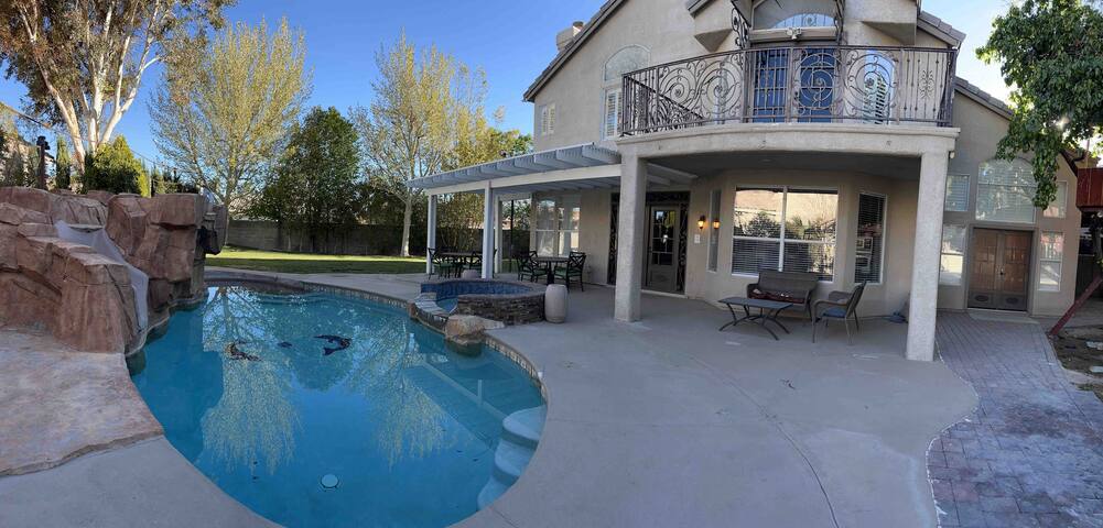 Large Luxury home in Las Vegas 10 min to the stip gallery image 2