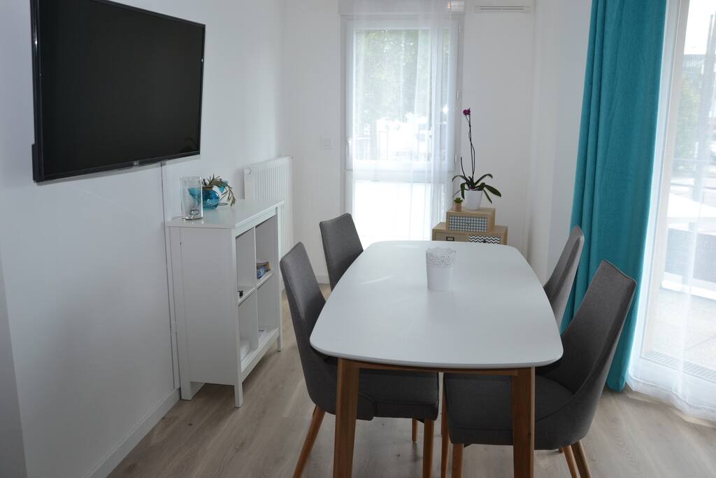 Coin repas attenant au salon