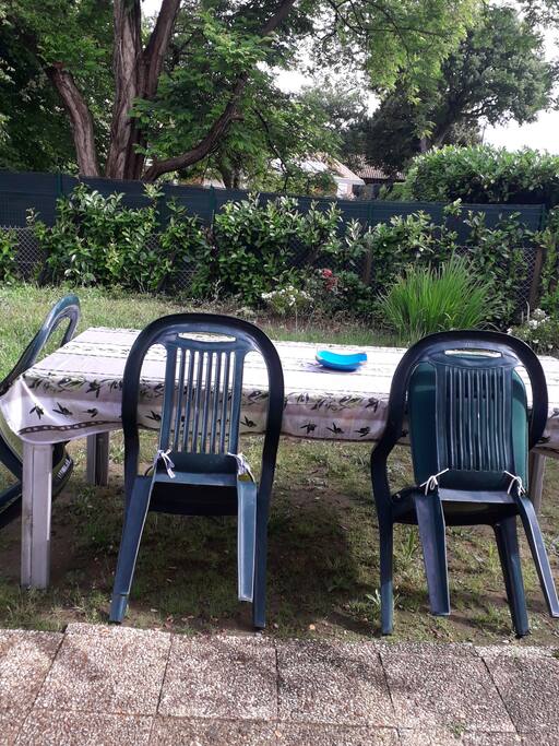 Dejeuner et diner dans le jardin