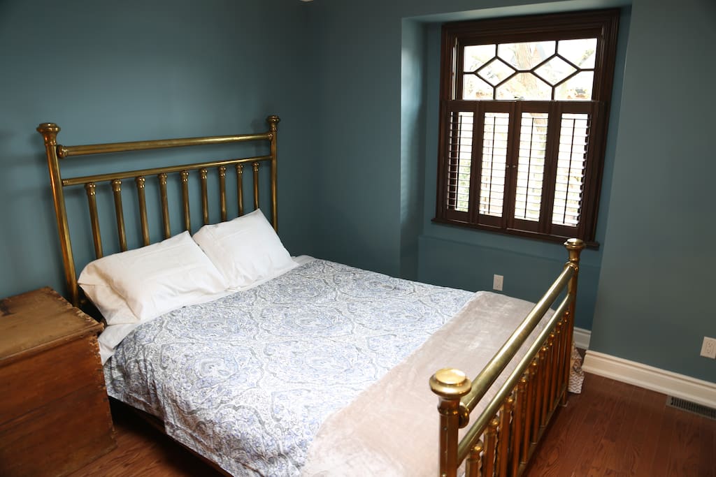 Large Master Bedroom with South Facing Windows (w/ Queen Bed)