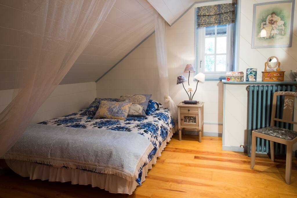 Notre chambre "esprit Fille", lit en 160, literie neuve