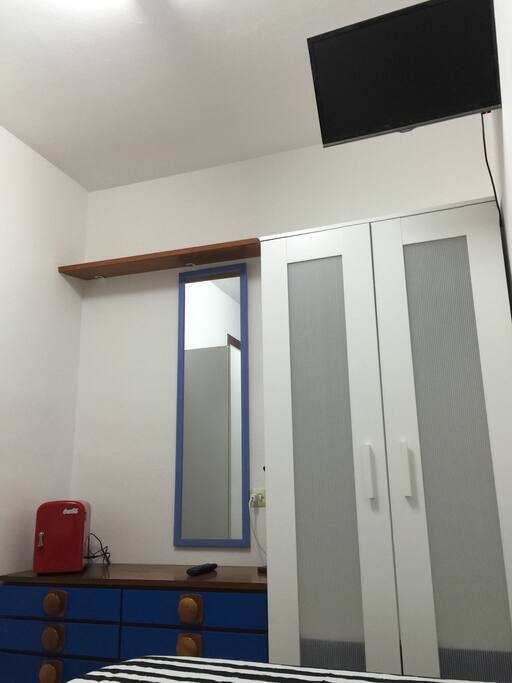 Armario grande, espejo, una mini nevera para agua, zumos, o frutas y televisor independiente en cada habitación.