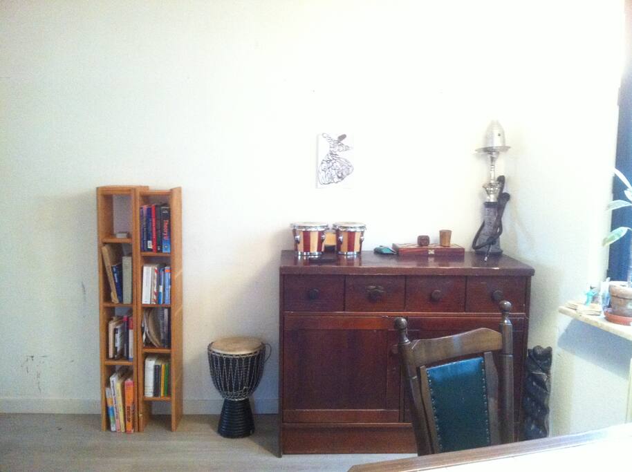 Im Wohnzimmer gibt es Bücher und Spiele für gesellige Momente