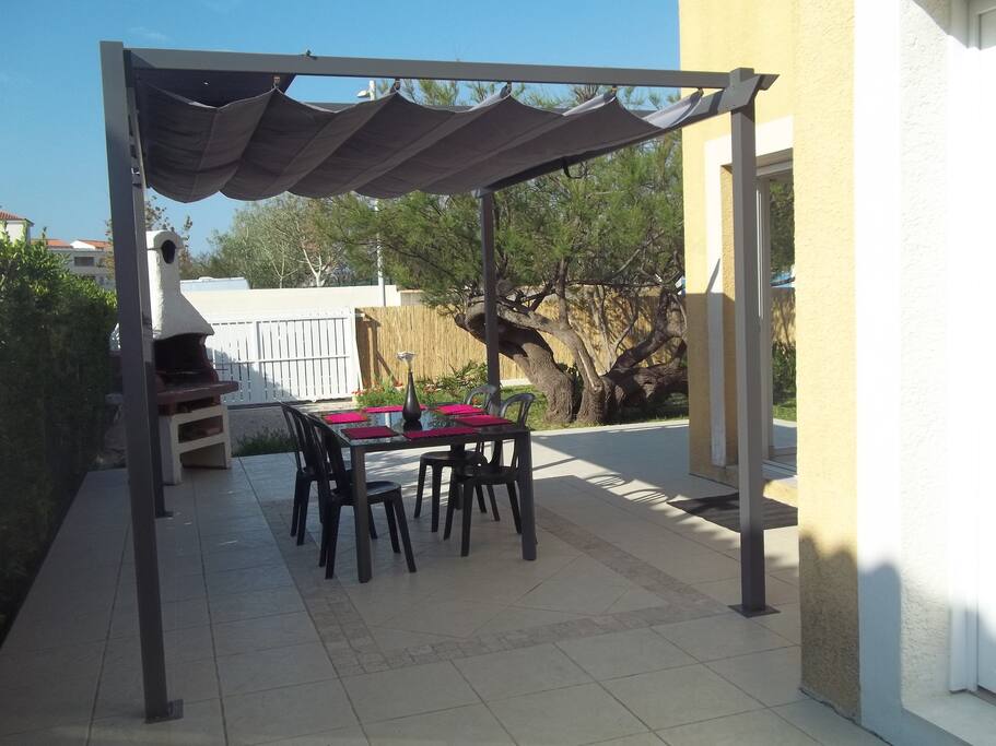 la terrasse et sa pergola