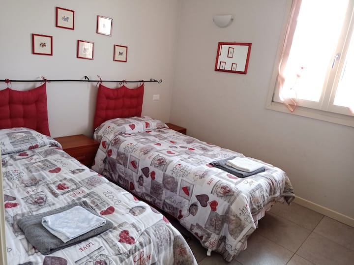 La chambre avec deux lits simples
La chambre avec deux lits simples