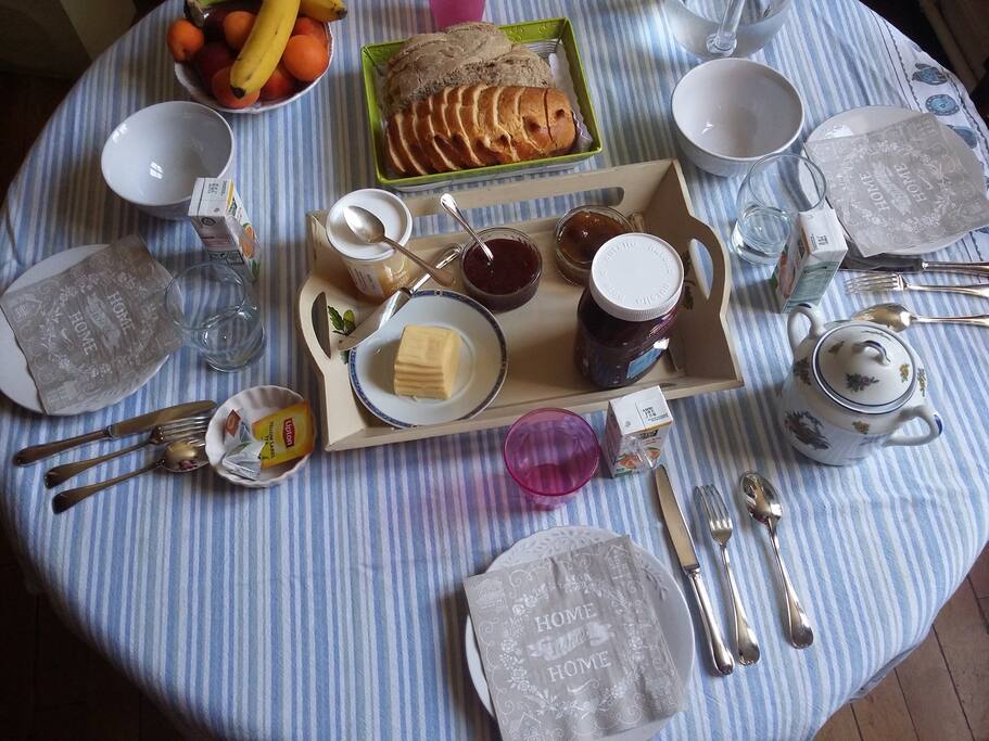 Petit déjeuner (à la demande et en option)