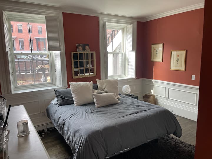 Cama king en el segundo piso