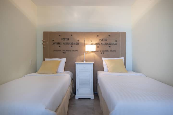 Floral Dreamsは、6名様にご利用いただける快適な3ベッドルームのアパートです。 すべての寝室にはエアコンがあり、アパートには温水シャワー付きの2つの快適なバスルームがあります。