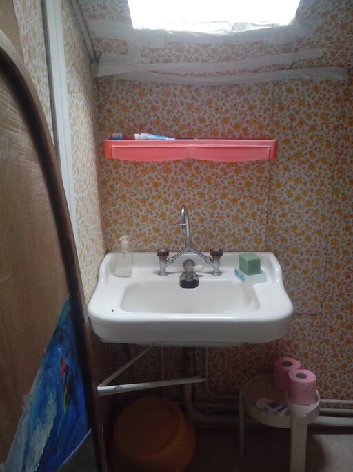 Le cabinet de toilette, il a été un peu amélioré depuis, mais mérite encore un bon rafraichissement!