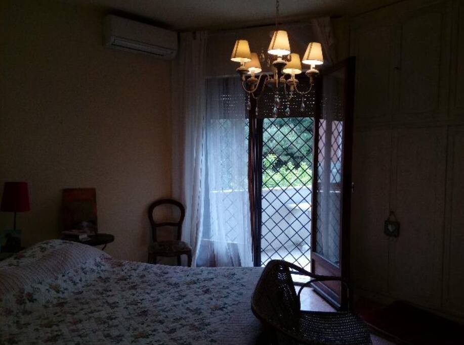 camera matrimoniale con armadi e tivu. porta-finestra sulla veranda