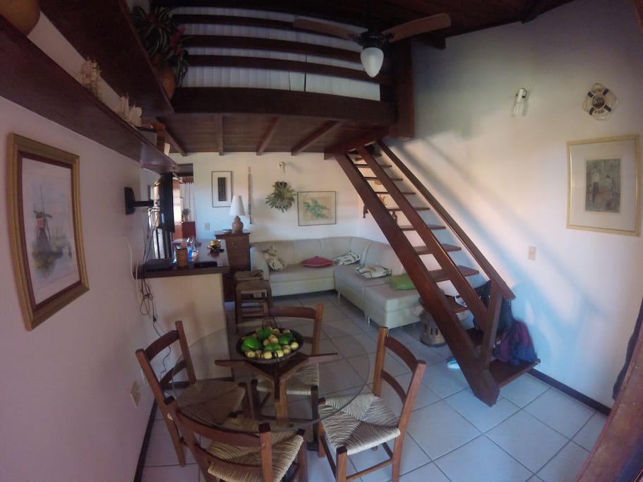 Sala vista pela varanda, à direita escada para o mezanino