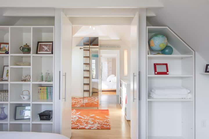 Kati i sipërm është i ndritshëm dhe me diell, por ka hije errësuese të dhomës për natën.