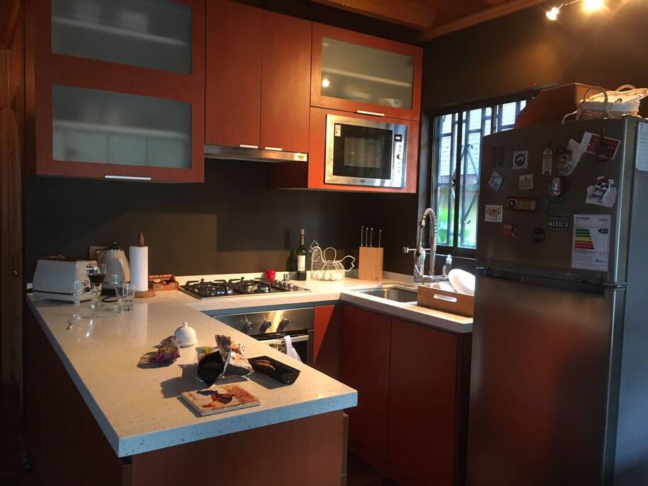 Cocina con lavavajillas horno empotrado