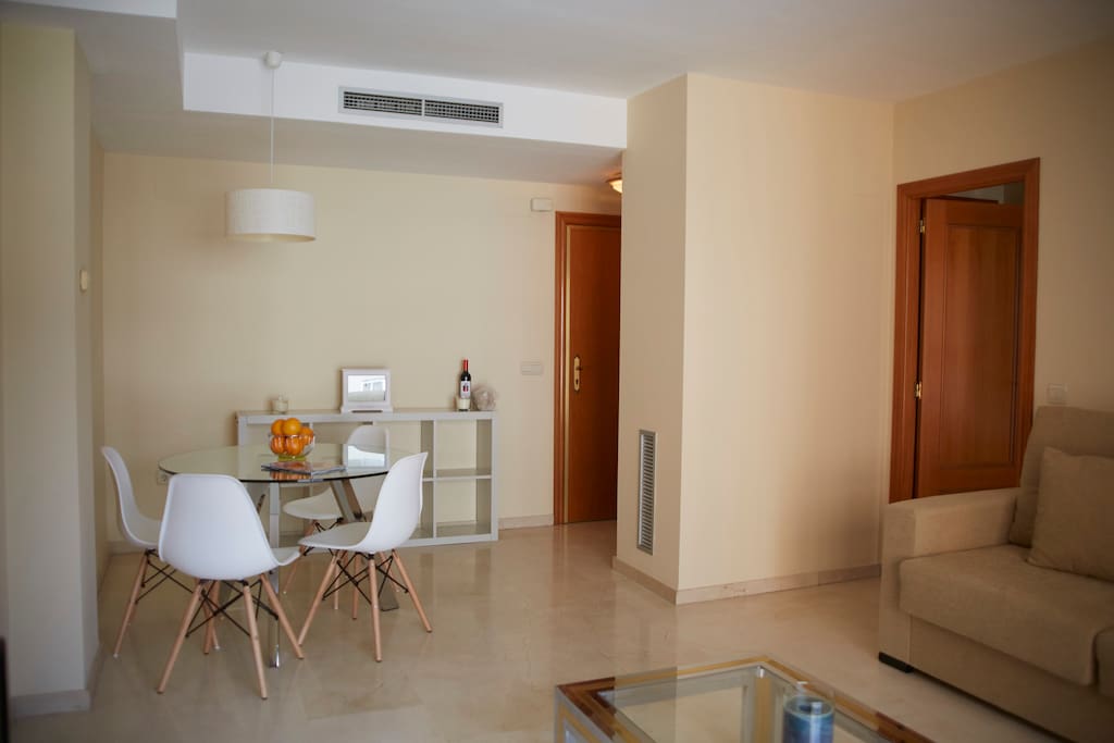 Confortable salón comedor equipado con TV HD. Confortable living room with HD TV equipped.