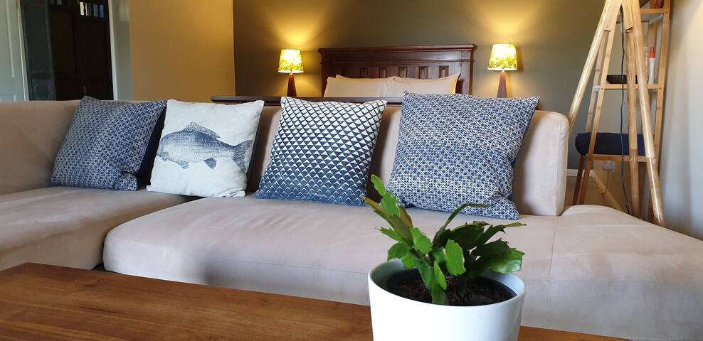 Spacious Studio,  Pool, A/C, Wifi, Close 2 Airport