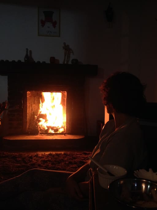 Lareira na sala de estar.