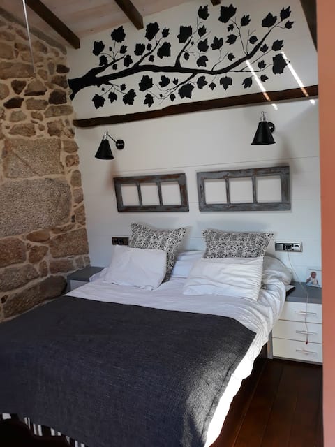 Casa rústica de madera y piedra acojedora.